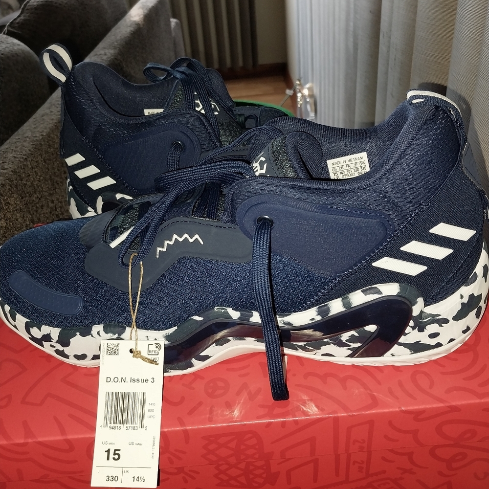 Mens basketball shoes
